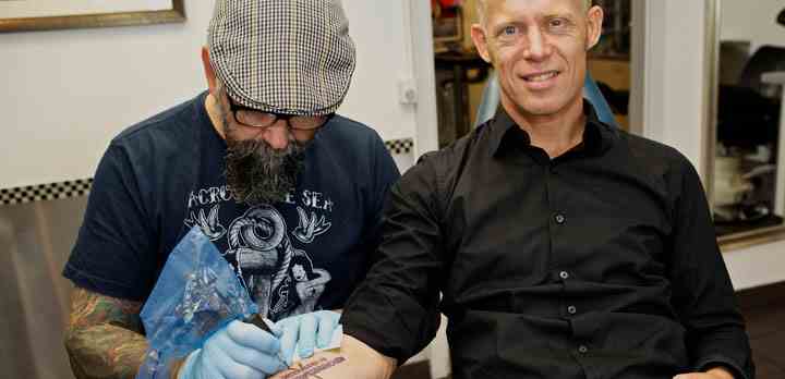 Morten Spiegelhauer går i 'Operation X' under huden på tatoveringsbranchen, som er en branche uden regler og krav. (Foto: Peter Mühlhausen / TV 2)