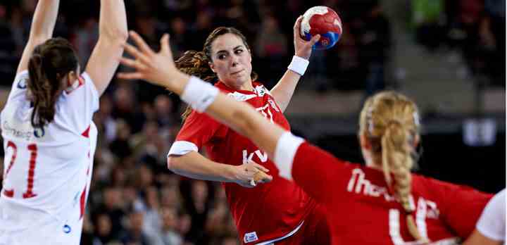 De danske håndboldkvinder skal kæmpe for deltagelse ved EM 2016, og det kan følges på TV 2 torsdag 8. oktober og søndag 11. oktober. (Foto: DHF / TV 2)