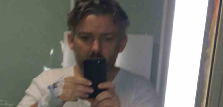 TV 2-journalist Michael Bech indlægges akut på et af landets største hospitaler. Her møder han en hverdag, der ryster ham, og han beslutter derfor at filme og dokumentere sit ophold med sin mobiltelefon.