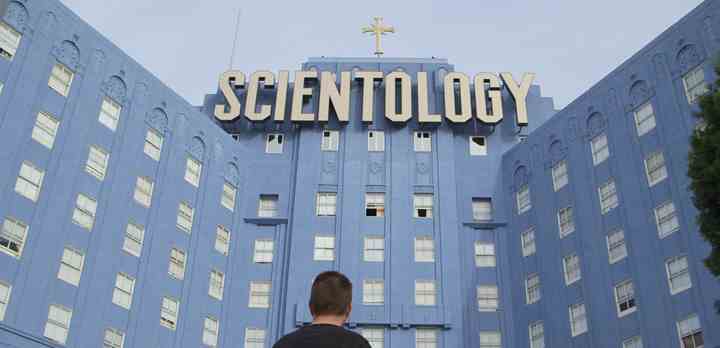Robert Dam foran den store blå bygning i Hollywood, som huser Scientologys hovedkvarter for den amerikanske vestkyst. (Foto: Anders Løfstedt / TV 2) 