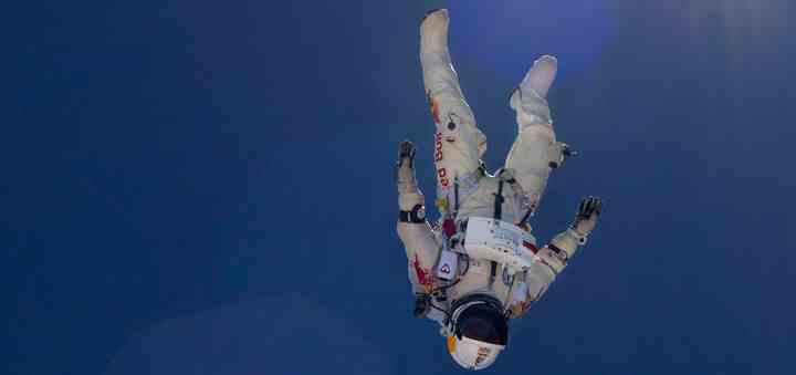 Fra tirsdagens TV 2-program 'Space Dive - Felix Baumgartners frie fald': På vej ned mod jorden nåede Felix Baumgartner at bryde lydmuren, og ved at presse sin krop til det yderste lykkedes det ham at holde sig ved bevidsthed og lande sikkert i New Mexicos ørken. (Foto: TV 2)