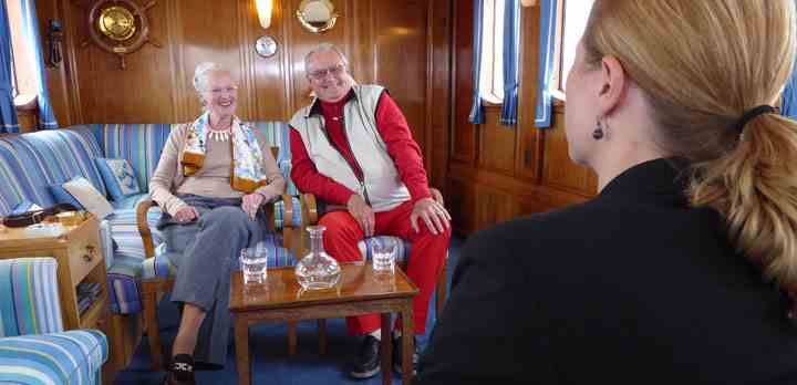 Fra 'Kongelig sommer i Grønland', hvor TV 2-reporter Camilla Slyngborg interviewer dronning Margrethe og prins Henrik om bord på Kongeskibet Dannebrog. (Foto: Henrik Jensen / TV 2)