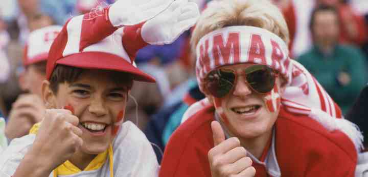 Danske roligans med klaphat og halstørklæde - den helt rigtige kampuniform i 1992, hvor Danmark uventet bliver europamestre i fodbold. (Foto: Palle Hedemann/Scanpix / TV 2)
