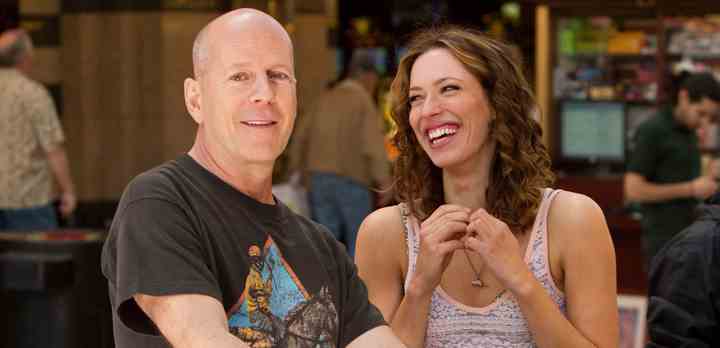 Bruce Willis som Dink Heimowitz og Rebecca Hall som Beth Raymer i Steven Frears komediedrama 'Højt spil' fra 2012. (Foto: TV 2)