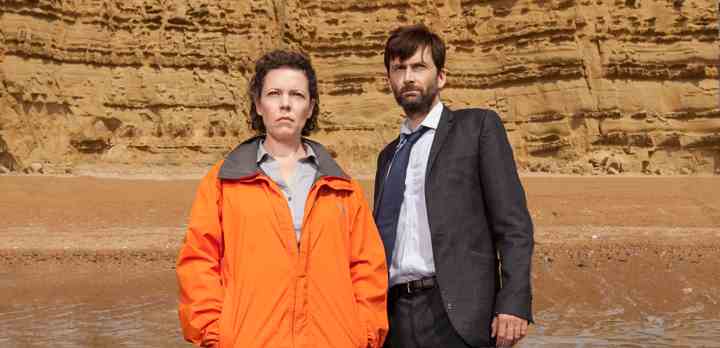 Olivia Colman som politiassistent Ellie Miller og David Tennant som vicepolitikommissær Alec Hardy i den prisbelønnede, britiske krimidramaserie "Broadchurch" fra 2014. (Foto: ITV & Kudos / TV 2) 