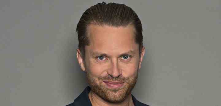 Nicolai Nybo Hansson, der kendes af mange tv-seere som vært på ’Go’ aften Danmark’ på TV 2, er ny FRI-redaktør. (Foto: Per Arnesen / TV 2)