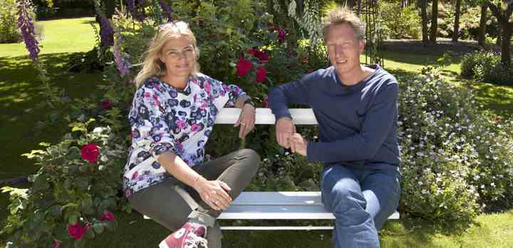 Haveeksperterne Tom Knudsen og Dorthe Kvist tager rundt i hele Danmark for at finde ’Årets dejligste have’ på TV 2 FRI. (Foto: Rune Nygaard / TV 2)