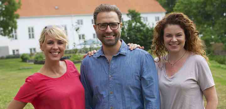 Cecilie Frøkjær (tv.) besøger sammen med de to rutinerede livsstilseksperter Jacob Rais og Julia Lahme nogle af Danmarks mange slotshoteller. (Fotos: Thomas Ravn / Eyeworks / TV 2)