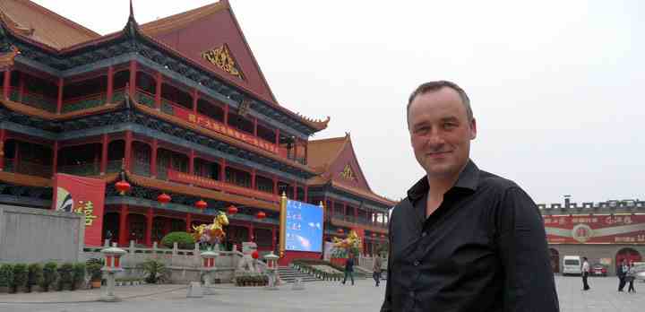 I kategorien 'Best Host of a Television Format' er Peter Ingemann, der her ses foran den forbudte by i Beijing, nomineret som vært på programserien 'Størst'. (Foto: Heartland / TV 2)