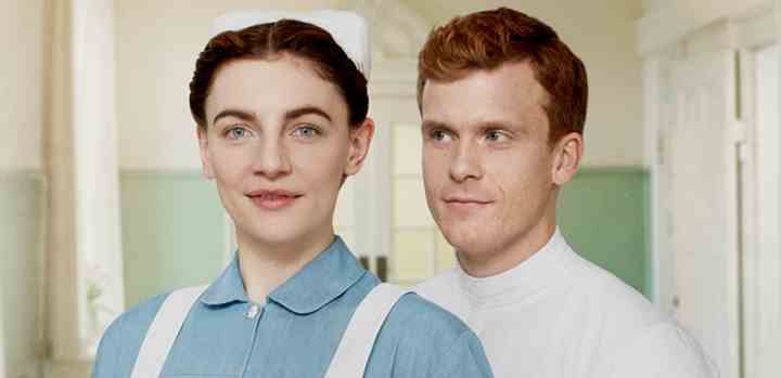 Molly Egelind og Morten Hee Andersen er tilbage i rollerne som sygeplejeeleverne Anna og Erik i den nye sæson af TV 2 CHARLIEs tv-serie ’Sygeplejeskolen’. (Foto: Anders Fauerby / TV 2)