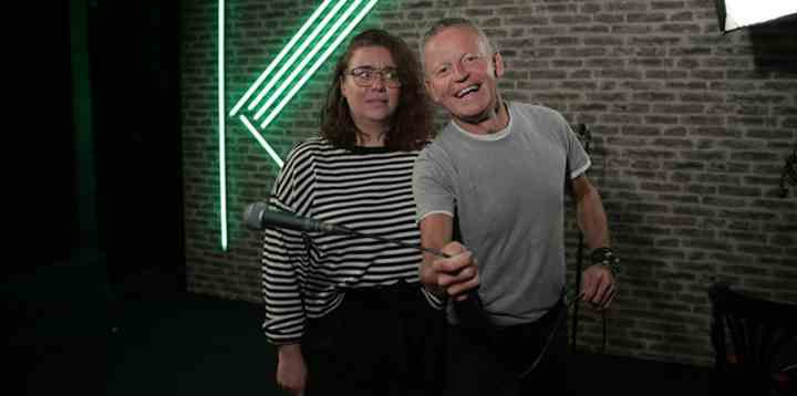 Comedy-coach Ane Høgsberg og Bubber står klar på scenen i ’Komiker for en aften’. (Fotos: TV 2)