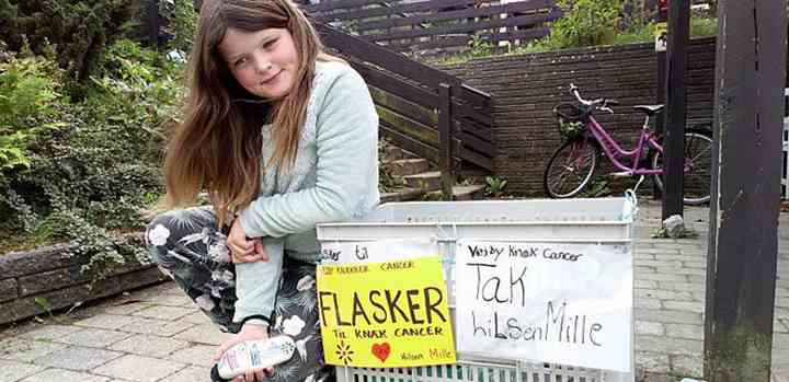 10-årige Mille-Mathilde Aabye Sørensen fra Vejby har indsamlet knap 20.000 kroner til Knæk Cancer ved at hente folks tomme flasker og indløse pant. (Privatfoto)  