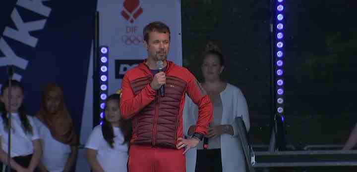 Kronprins Frederik bød velkommen til 'Royal Run' i alle byer - her ved løbets start i Aalborg. (Videograbs: TV 2)