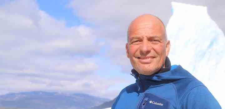 Peter Tanev har blandt andet besøgt Sydgrønland i forbindelse med optagelserne til den dokumentar, som TV 2 sender torsdag 30. august. (Foto: TV 2)