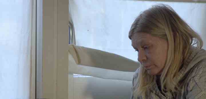 TV 2-dokumentaren 'Drømmen om førtidspension' er med, når den alvorligt syge Linnea får svar på, om hun efter mange års kamp kan få førtidspension. (Fotos: Pipeline / TV 2)