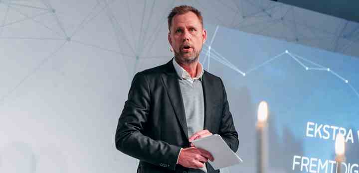 TV 2s salgsdirektør Peter Olafsson på scenen til Media Talk 2018 på Docken i københavnske Nordhavn.