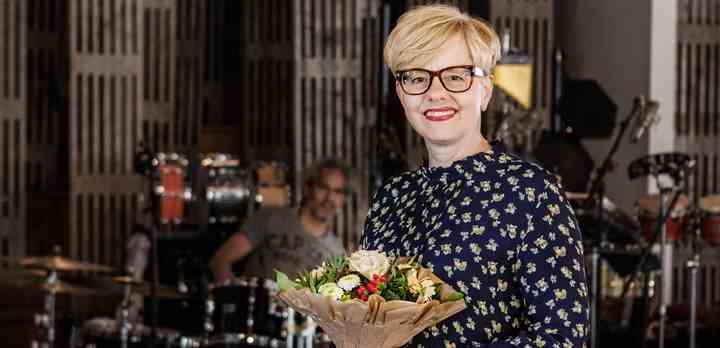 TV 2s kanalchef, Lotte Lindegaard, modtog KLF’s hæder ’Buketten’ for programmet ’Toppen af poppen’, som i år er optaget i Kerteminde. (Foto: Henrik Lundahl Revshøi / KLF)
