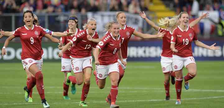 Jublende danske landsholdsspillere efter afgørelsen i semifinalen mod Østrig. (Fotos: Scanpix / TV 2)