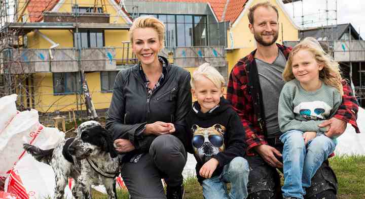 Familien Beier i 'Beier bygger'. Fra venstre hunden Bruce Wayne, Lene, Otto, Anders og Arthur. (Foto: Søren Kirkegaard / TV 2)