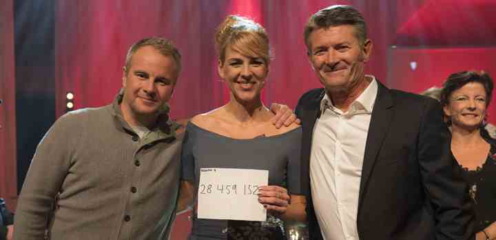 Uffe Holm, Cecilie Frøkjær og Jens Gaardbo med det flotte indsamlingsresultat. (Foto: Per Arnesen / TV 2)