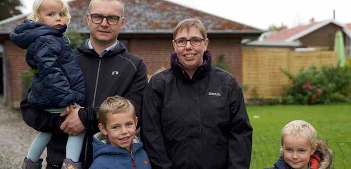 Jeanette og Kristoffer bor i Ryslinge på Fyn med deres tre børn. De er en af de fire familier, der får muligheden for at prøve et helt nyt liv i syv dage. (Foto: Ulrik Gedsted / TV 2)