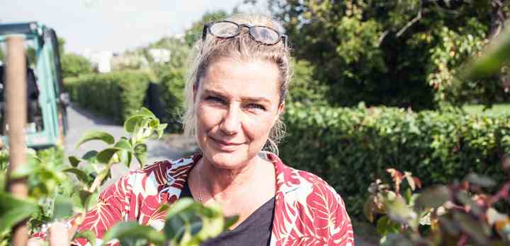 Havedesigner og forfatter Dorthe Kvist er en af de to haveeksperter i 'En have i gave'. (Fotos: Metronome / TV 2)