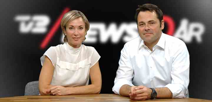Natasja Crone og Kristian Ring-Hansen Holt er værterne på nyhedsshowet '10 år med NEWS' fra 2016. (Foto: TV 2)