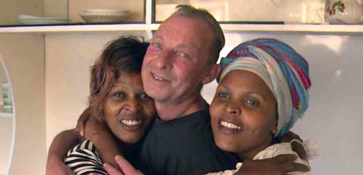 Fiskeren Ib søger efter kærligheden i Afrika. Her er han med Esther og Tabita. (Foto: Thomas Grue/Koncern TV- og Filmproduktion ApS / TV 2)