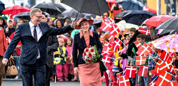 Dronningen har besøgt Sønderjylland og grænselandet mange gange i årenes løb - og i al slags vejr. Billedet er fra Flensborg i september 2019. (Foto: Keld Navntoft / Ritzau Scanpix / TV 2)