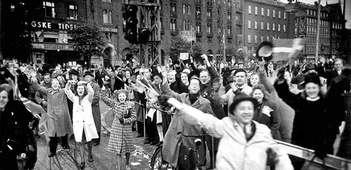 Efter befrielsesbudskabet fra London 4. maj 1945 reagerede danskerne med spontan glæde oven på fem mørke år – som her på Rådhuspladsen. Mandag 4. maj 2020 er det 75 år siden. (Foto: Sven Gjørling / Ritzau Scanpix / TV 2)
