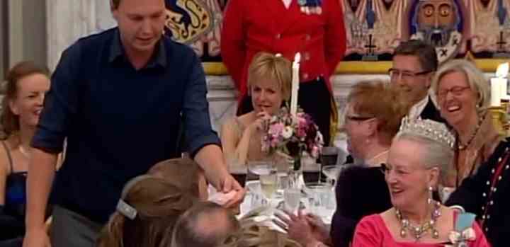 Rune Klan tryller for dronning Margrethe ved det store gallashow, TV 2 viste, da dronningen fyldte 70 år i april 2010. (Videograb: TV 2)