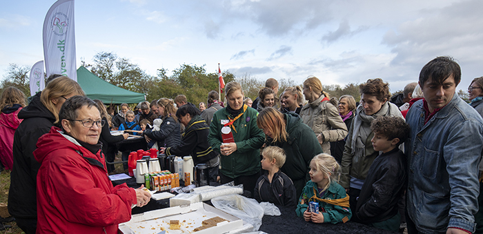 Hundredvis af børn og voksne mødte op for at hjælpe med at plante træer i Tappernøje Folkeskov. Folkeskoven har eksisteret siden 1997 og er nu blevet udvidet med blandt andet frugttræer. (Fotos: Lars E. Andreasen / TV 2)
