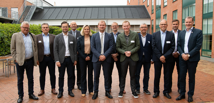 Fra etableringen af Media City Odense ses (fra venstre) Per Westergård og Jesper Rosener, hhv. bestyrelsesformand og administrerende direktør for Jysk Fynske medier, Odenses borgmester Peter Rahbæk Juel, Odense Kommunes stadsdirektør, Stefan Birkebjerg Andersen, Anne Engdal Stig Christensen og Carsten Topholt, hhv. administrerende direktør og finansdirektør for TV 2 DANMARK, Peter Zinck og Esben Seerup, hhv. bestyrelsesformand og direktør for TV 2 Fyn, bestyrelsesformand for reklamebureauet Nørgård Mikkelsen, Erik Laumand, samt Henrik Dam, Jens Ringsmose og Niels Thorborg, hhv. rektor, dekan og bestyrelsesformand for Syddansk Universitet. (Foto: Ebbe Rosendahl / TV 2)