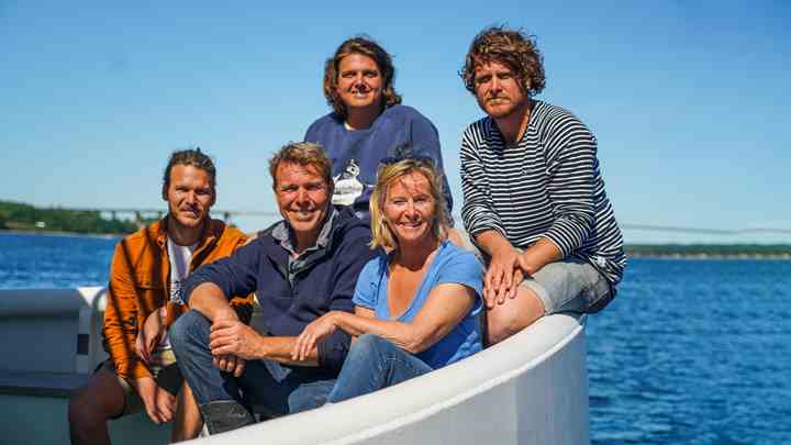 Et af de nye sommerprogrammer, som TV 2 har investeret i, er 'Kurs mod danske kyster' med familien Beha Erichsen. Første afsnit, der blev sendt torsdag 16. juli, er foreløbig set af cirka 600.000 og er det mest sete program på dansk tv siden den første del af juni. (Foto: Hannelore Dörner / TV 2)