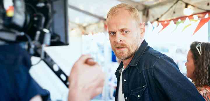 Carsten Bjørnlund spiller den dansk-tyske drabsefterforsker Thomas i krimiserien ’Hvide Sande’. (Foto: Henrik Ohsten/TV 2)
