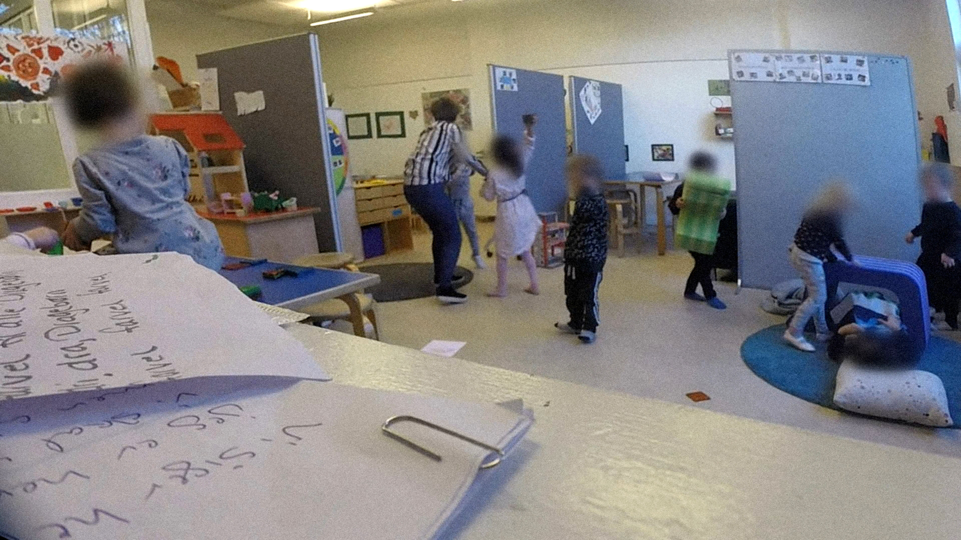 Fra 'Daginstitutioner bag facaden', der blev sendt på TV 2 i folketingsvalgkampen i 2019, og som skabte massiv debat om forholdene for børn i danske daginstitutioner. TV 2 fulgte senere op med programmerne 'Eksperimentet med vores børn'. (Foto: Dokumentarkompagniet / TV 2)