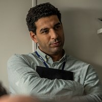 Dulfi Al-Jabouri spiller politiassistent Musa Amin i 'Efterforskningen'.