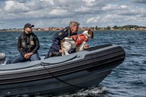 Kristian (Anders Juul) og en svensk politimand med svensk lighund.