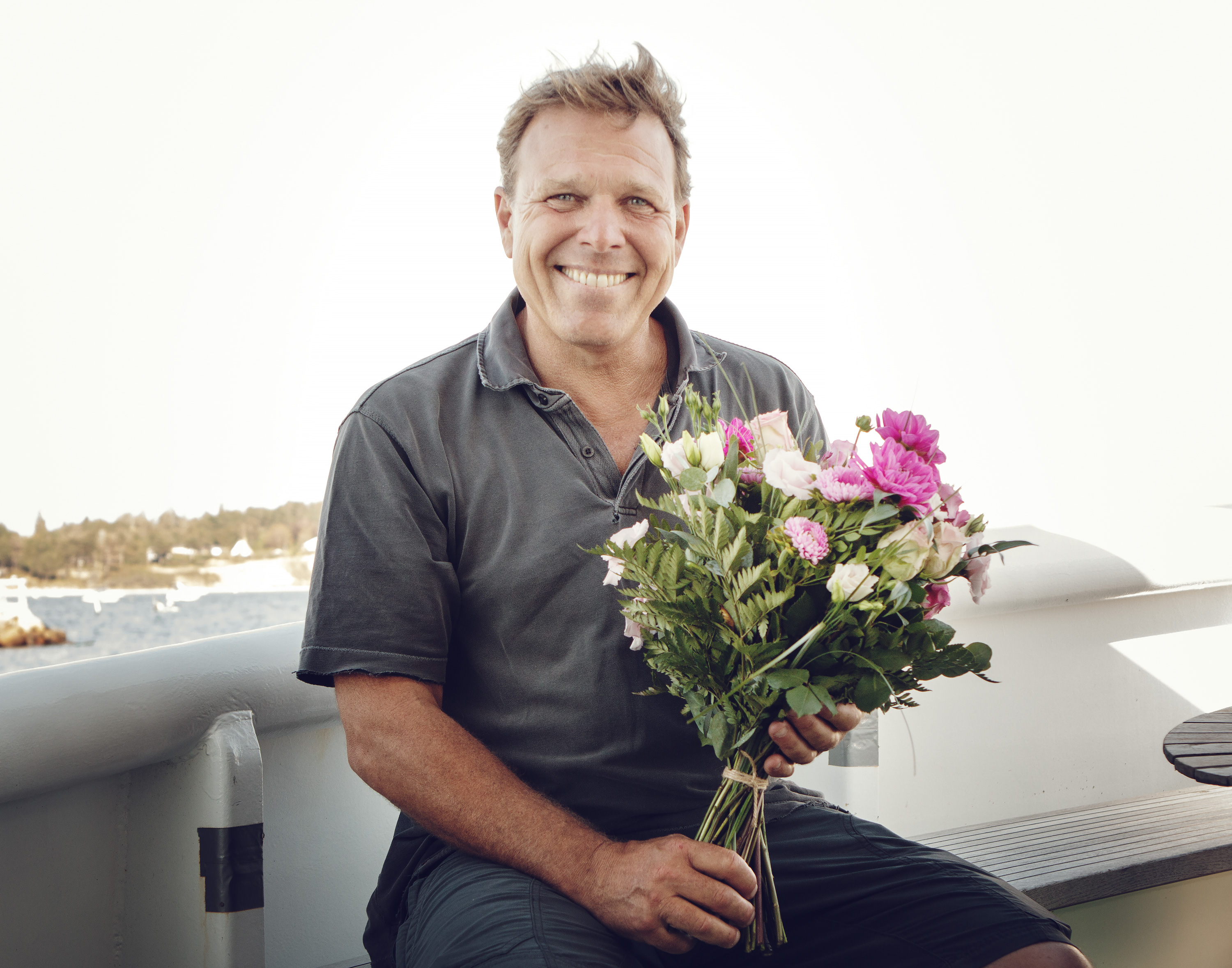 Mikkel Beha Erichsen fotograferet med Buketten på Wallenberg i Lynæs Havn. (Foto: Henrik Lundahl Revshøi / KLF, Kirke & Medier)