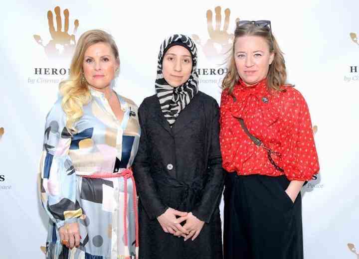 Producer Sigrid Dyekjær, læge Amani Ballour og producer Kirstine Barfod er blandt hovedkræfterne bag 'The Cave', der netop har vundet to Emmy-priser. (PR-foto)