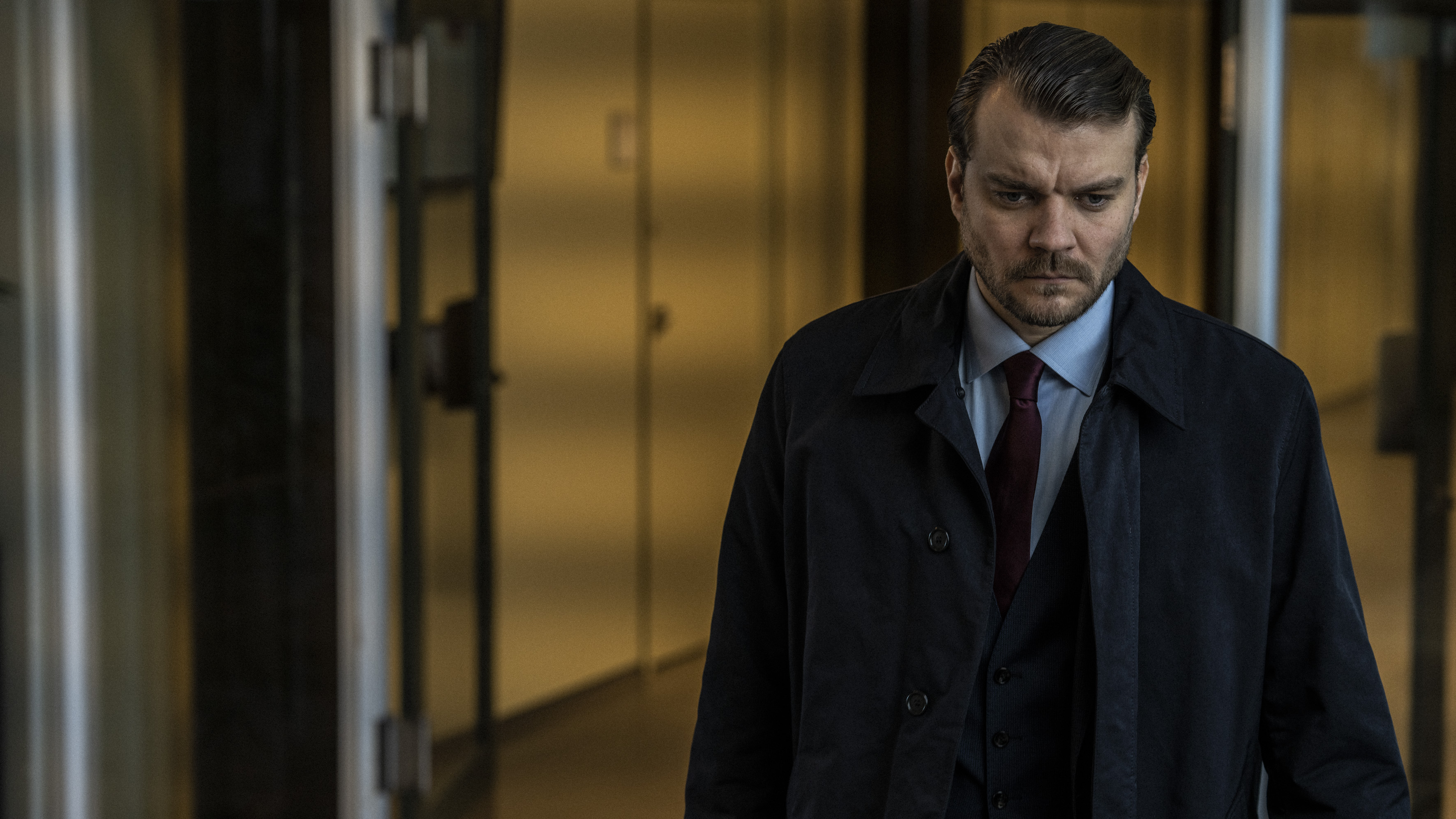 Pilou Asbæk i rollen som specialanklager Jakob Buch-Jepsen i ’Efterforskningen’. (Foto: Per Arnesen/TV 2)