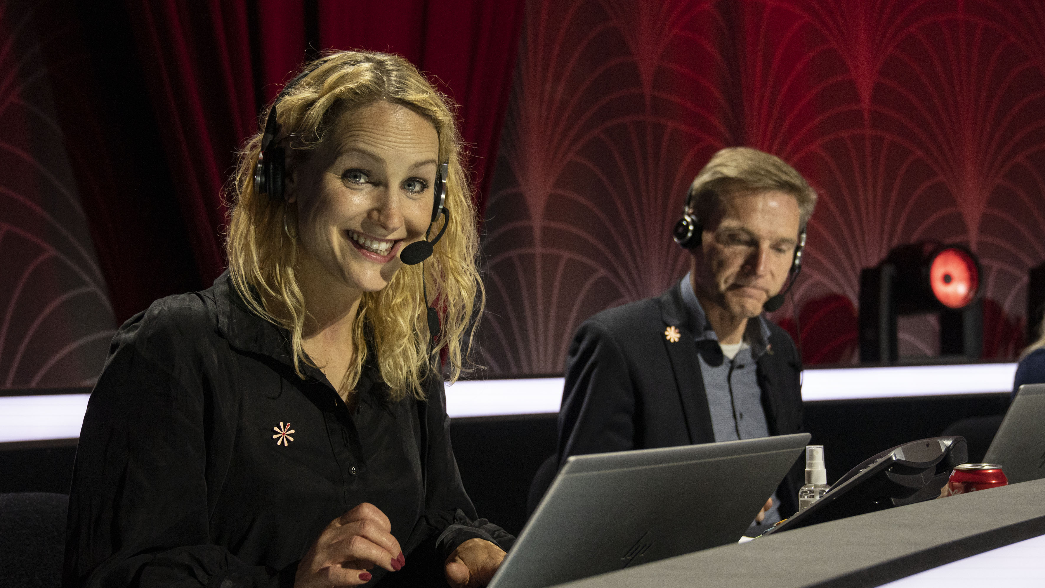 Enhedslistens Pernille Skipper og Dansk Folkepartis Kristian Thulesen Dahl var to af de mange kendte danskere, som gav en hånd med i Knæk Cancer-kommunikationscenteret, som private og virksomheder ringede ind til i stort antal.