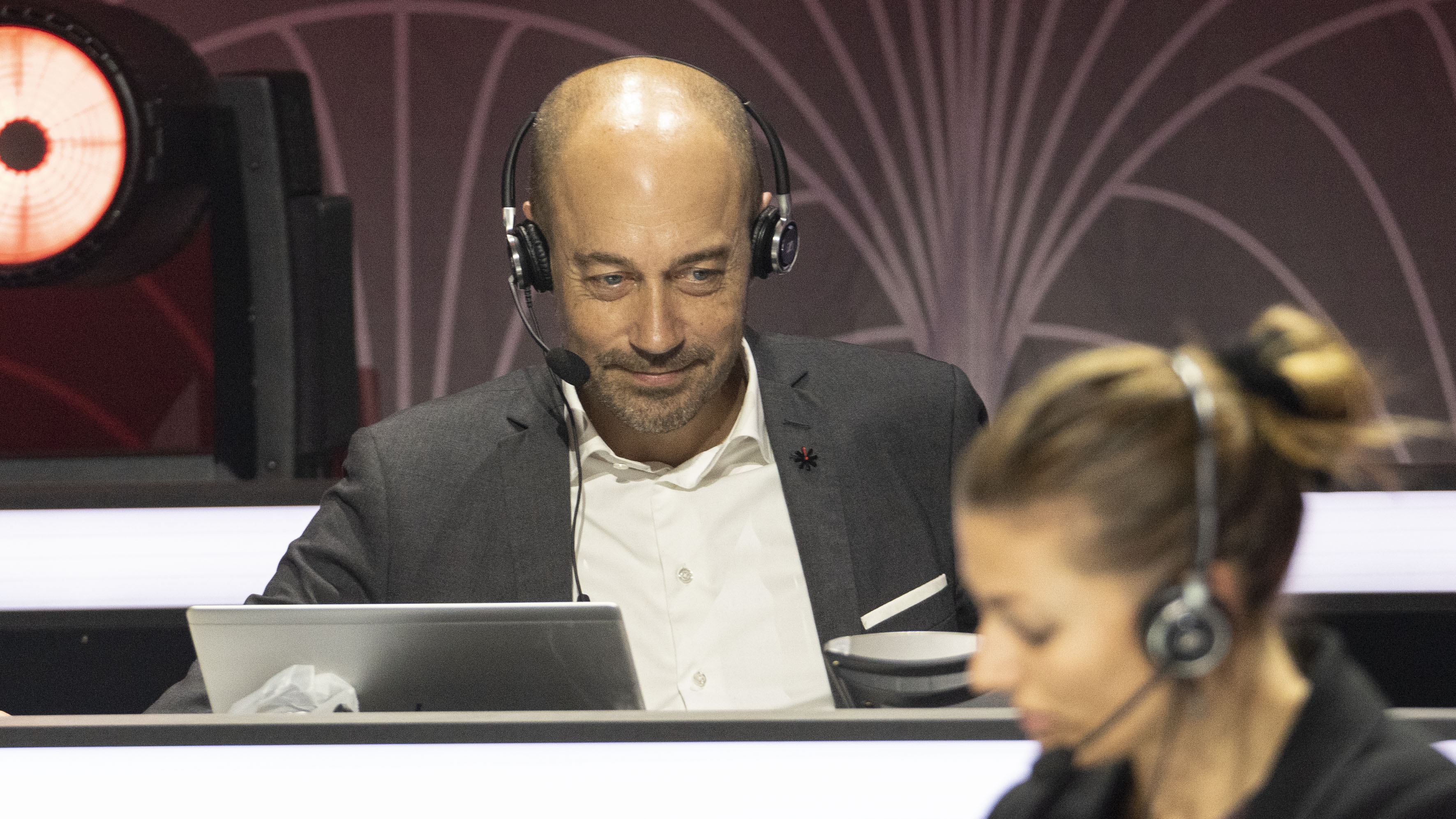 Sundheds- og ældreminister Magnus Heunicke gav en hånd med ved telefonerne i 'Knæk Cancer Live's kommunikationscenter.