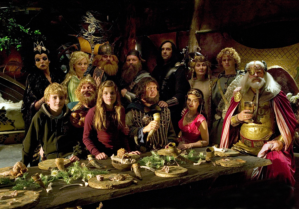 Jonas (Lukas Schwarz Thorsteinsson) og Sofie (Laura Østergaard Buhl) hos alle guderne i Valhal. (Foto: Jens Juncker-Jensen / TV 2)