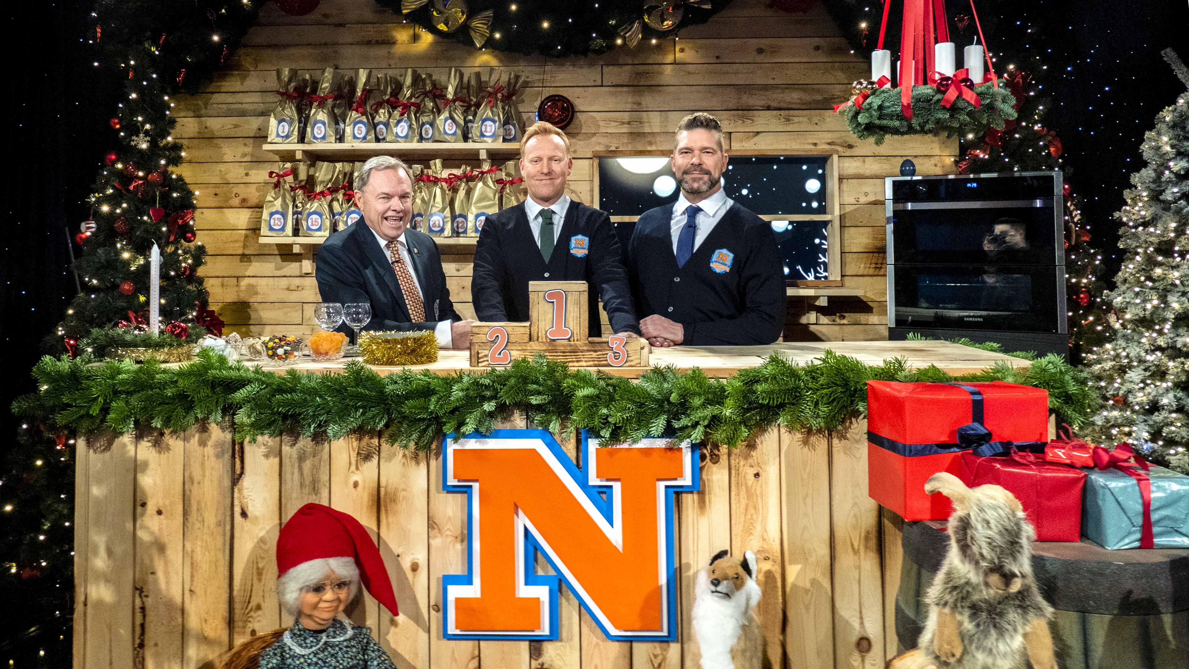 Carsten Berthelsen, Anders Breinholt og Søren Rasted i 'Natholdets julekalender'. (Foto: Lasse Olesen / Pineapple / TV 2)