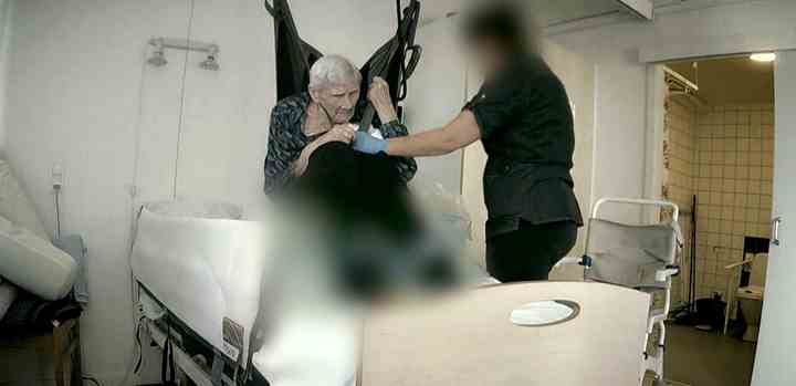 Disse skjulte optagelser af den demente 90-årige beboer Else Marie Larsen på plejehjemmet Kongsgården i Aarhus afslører det, som eksperter kaldte “umenneskelig behandling”. (Videograb fra 'Plejehjemmene bag facaden')