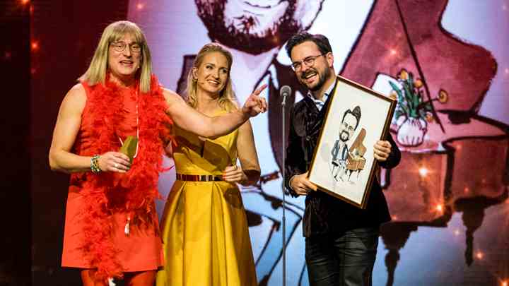 Phillip Faber modtog prisen som 'Årets Humørbombe', her overrakt af værterne Rasmus Botoft (i rollen som Else) og Annette Heick, ved 'Året der gak' 2020. Foto: Per Arnesen/TV 2