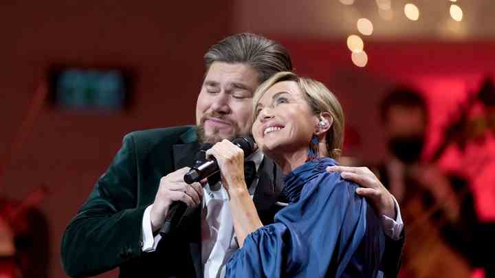 Rasmus Bjerg og Natasja Crone er værter ved 'Alletiders juleshow' 2020. (Foto: Michael Bo Rasmussen / TV 2)
