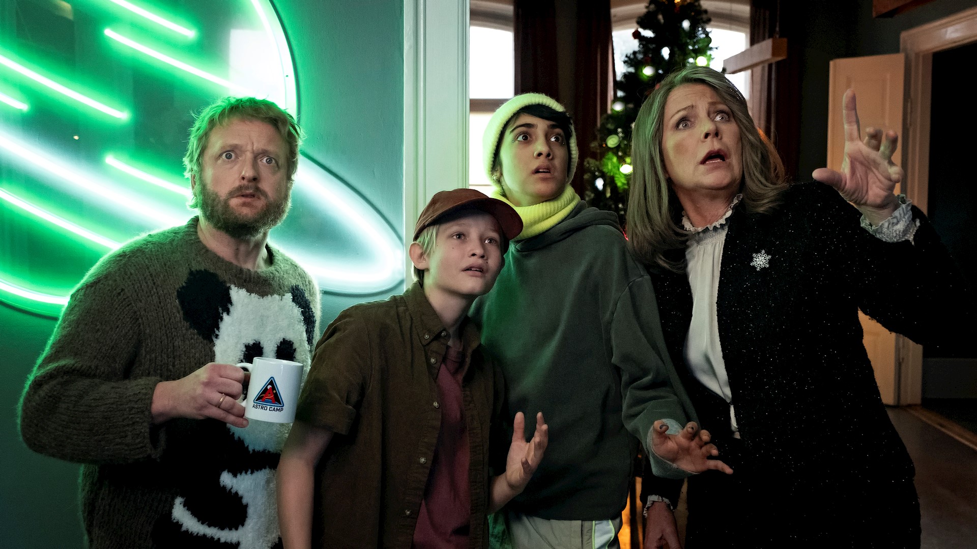 Fra venstre er det Martin Greis-Rosenthal, Bertil Smith, Shireen Noor Rasool og Søs Egelind, der alle medvirker i TV 2s nye familiejulekalender 'Kometernes jul', der har premiere i 2021. (Foto: Christian Geisnæs / TV 2)