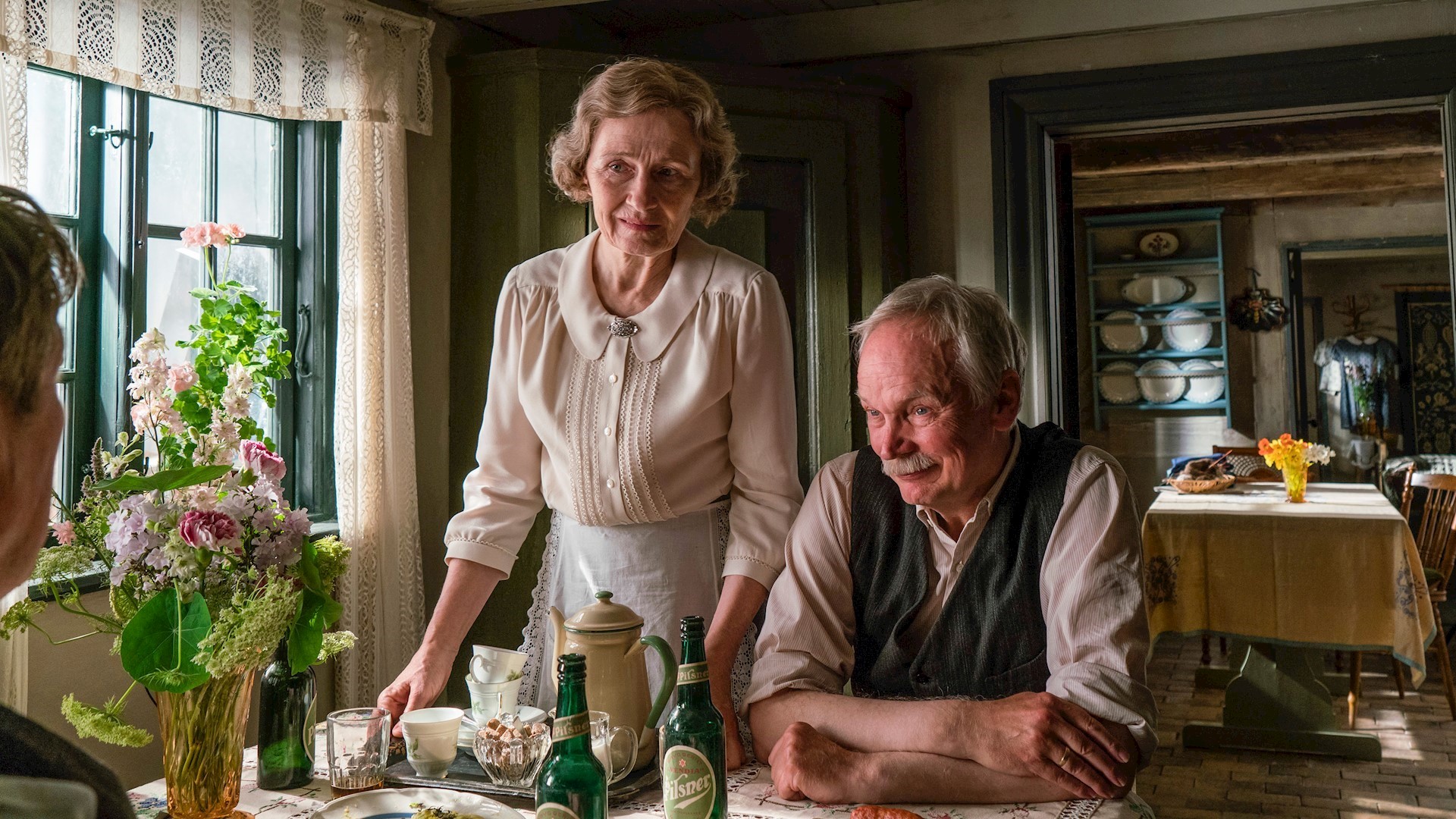 Molly Andersen (Bodil Jørgensen) og Peter Andreas (Kristian Halken) i 'Badehotellet'.